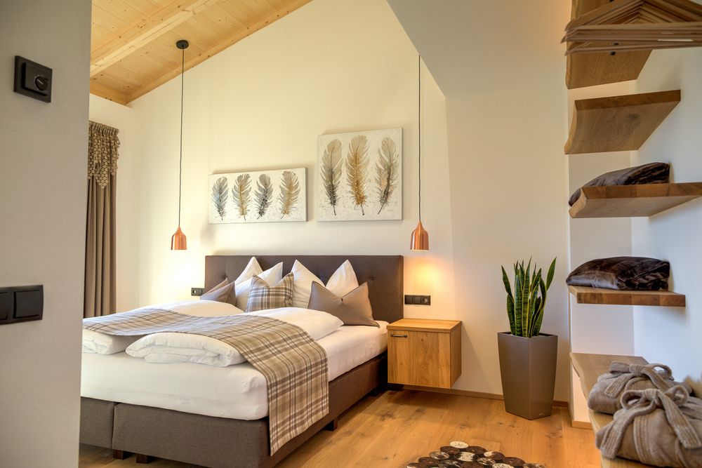 Gemütliches Schlafzimmer mit Doppelbett, Holzboden und schlichten Dekorationen