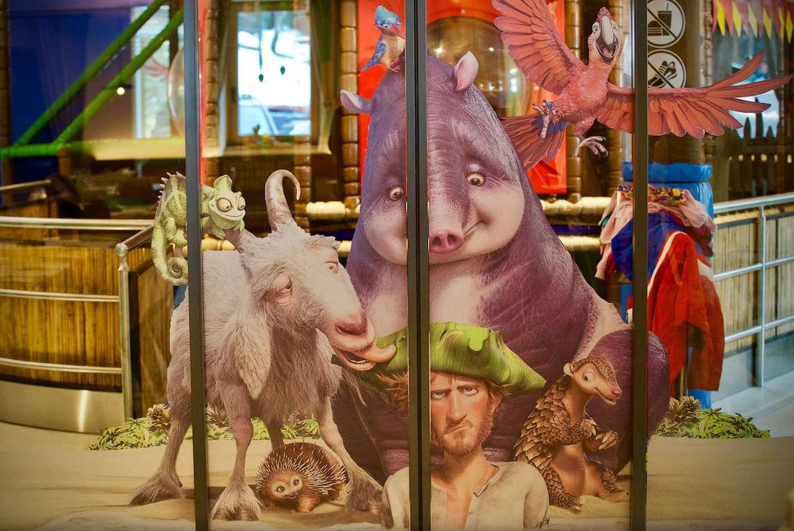 Bunte Figuren aus einem Animationsfilm in einer Glasvitrine.