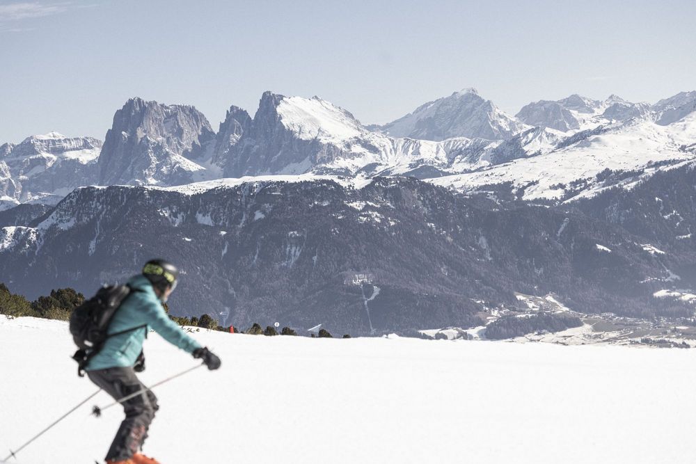 Sciatore sulla neve con panorama di montagne innevate sullo sfondo